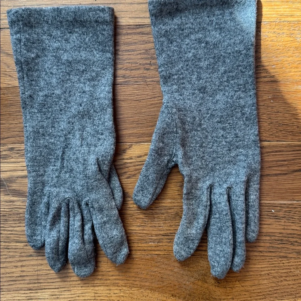 🧤Women’s light gray wool/cashmere gloves. Size S.